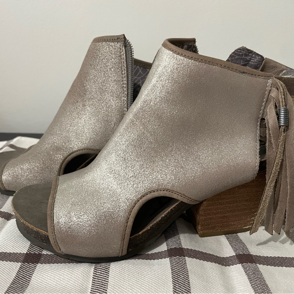 OTBT Women's Metallic Peep-Toe Mules